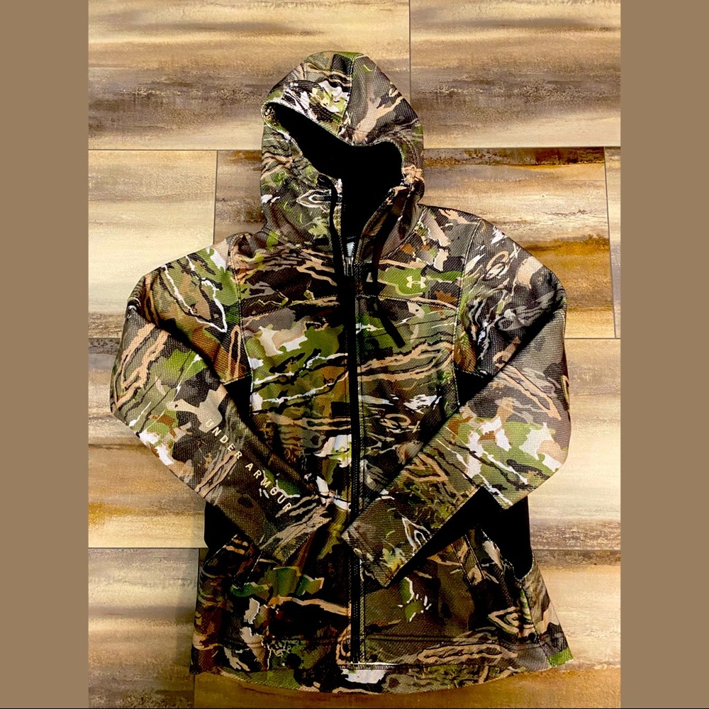 Women’s Under Armour lightweight full zip camo jacket size Medium